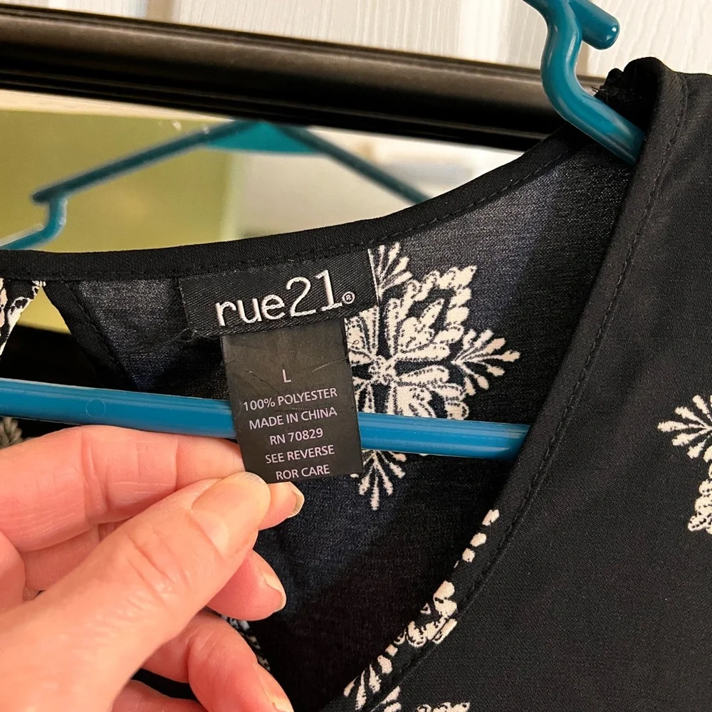 Rue21 Black and White Floral Tunic - Picture 4 of 4